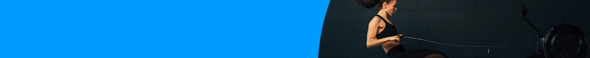 mulher praticando puxada no aparelho