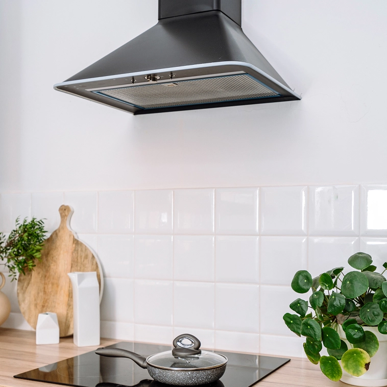 Uma panela de cozinha embaixo de uma coifa